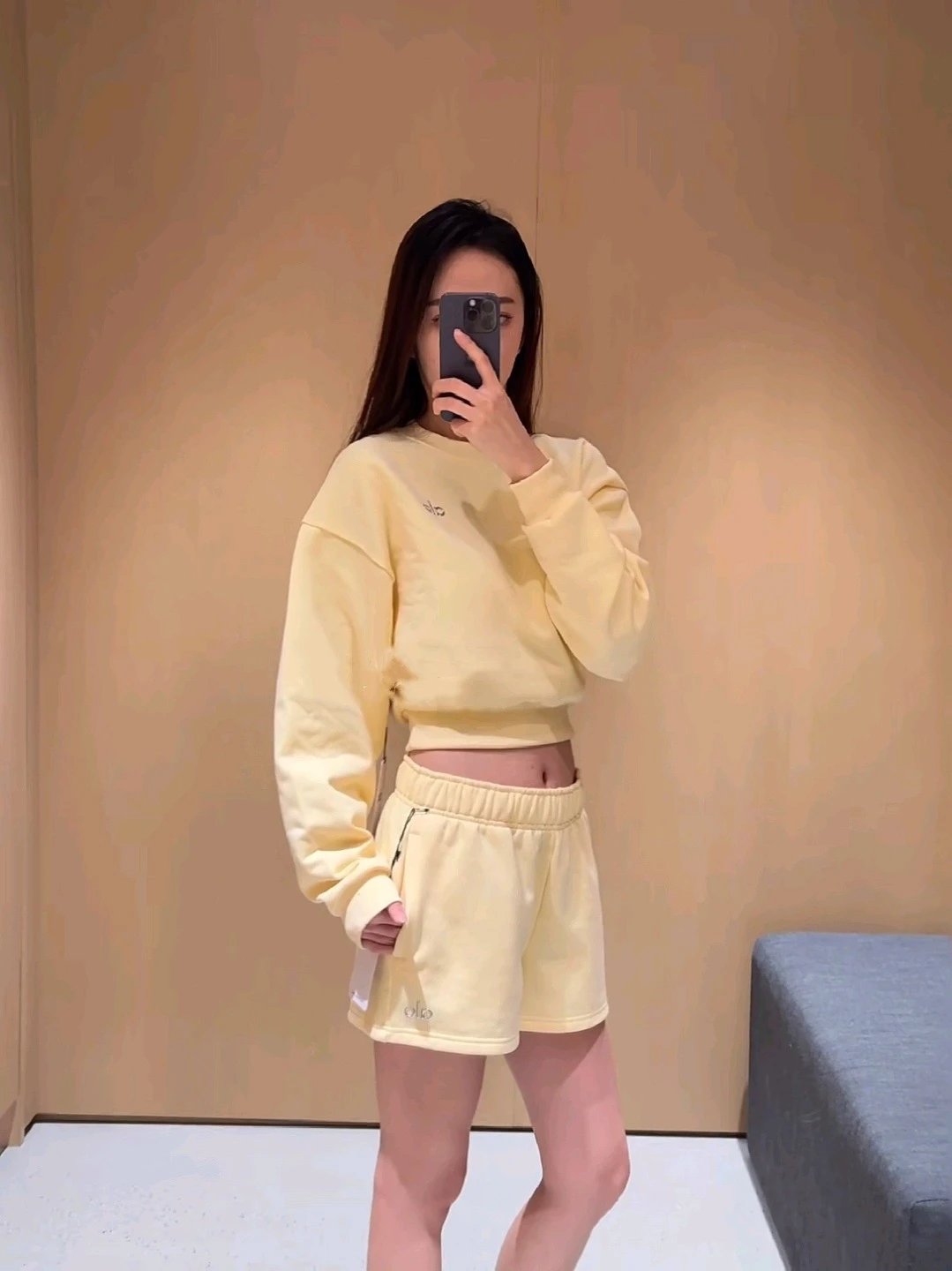 Alo Cropped Sweatshirt and Shorts Set Black Activewear - 18