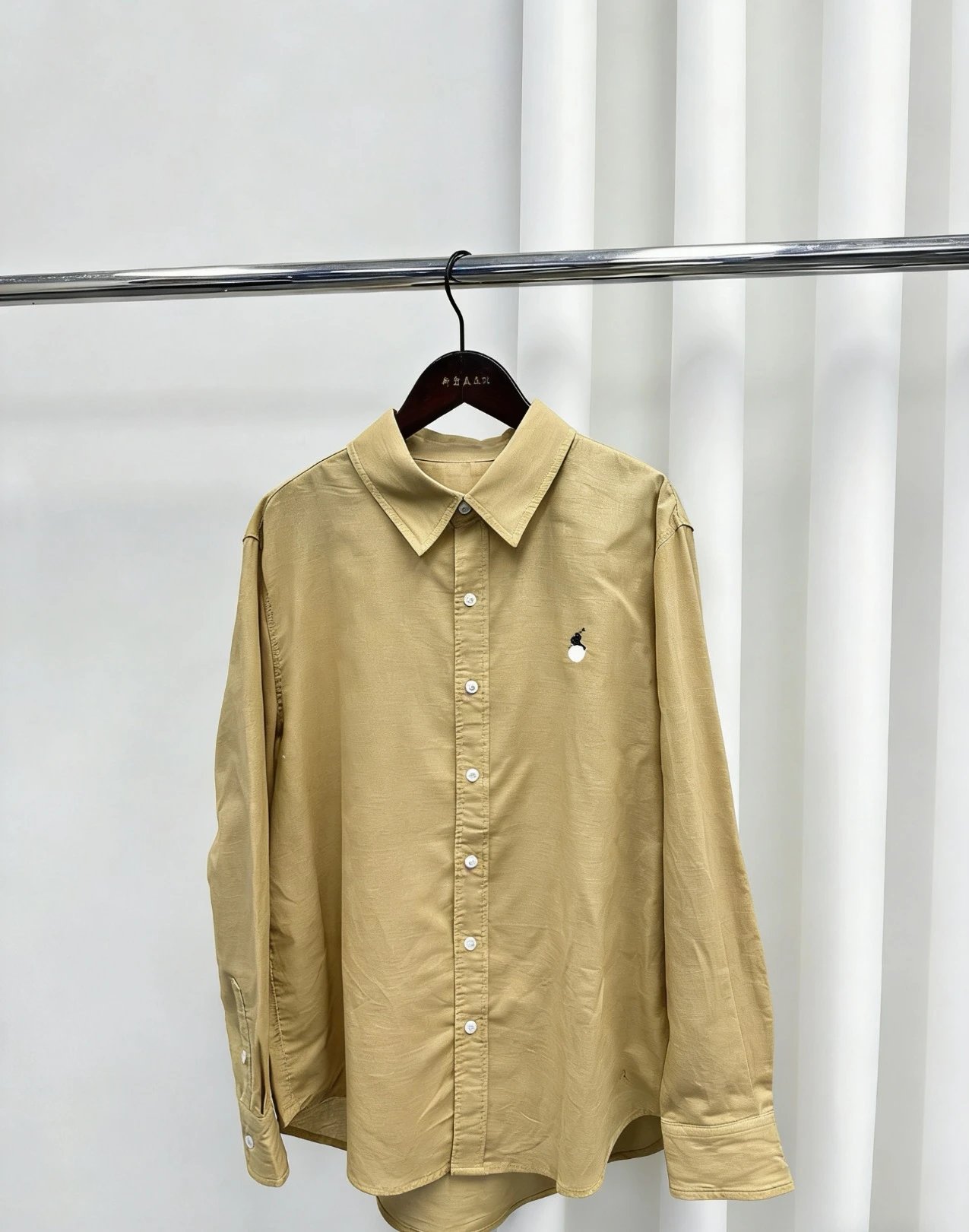 Design Olive Green Button-Up Shirt with Embroidered Detail - 5