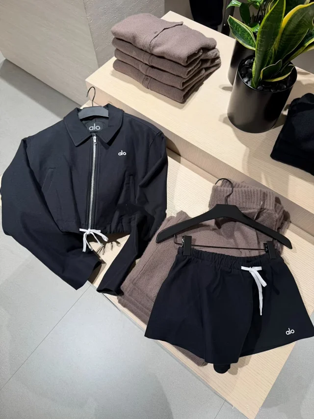 Alo Matching Sets Cropped zip-up jacket and drawstring mini skirt set product detail image 3