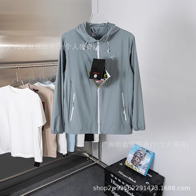 Arc'teryx Jackets Hooded lightweight zip jacket with pockets product detail image 2