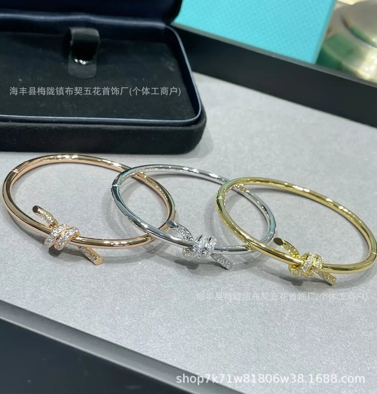 Design Knot-Style Crystal-Embellished Bangle Bracelet Jewelry - 2