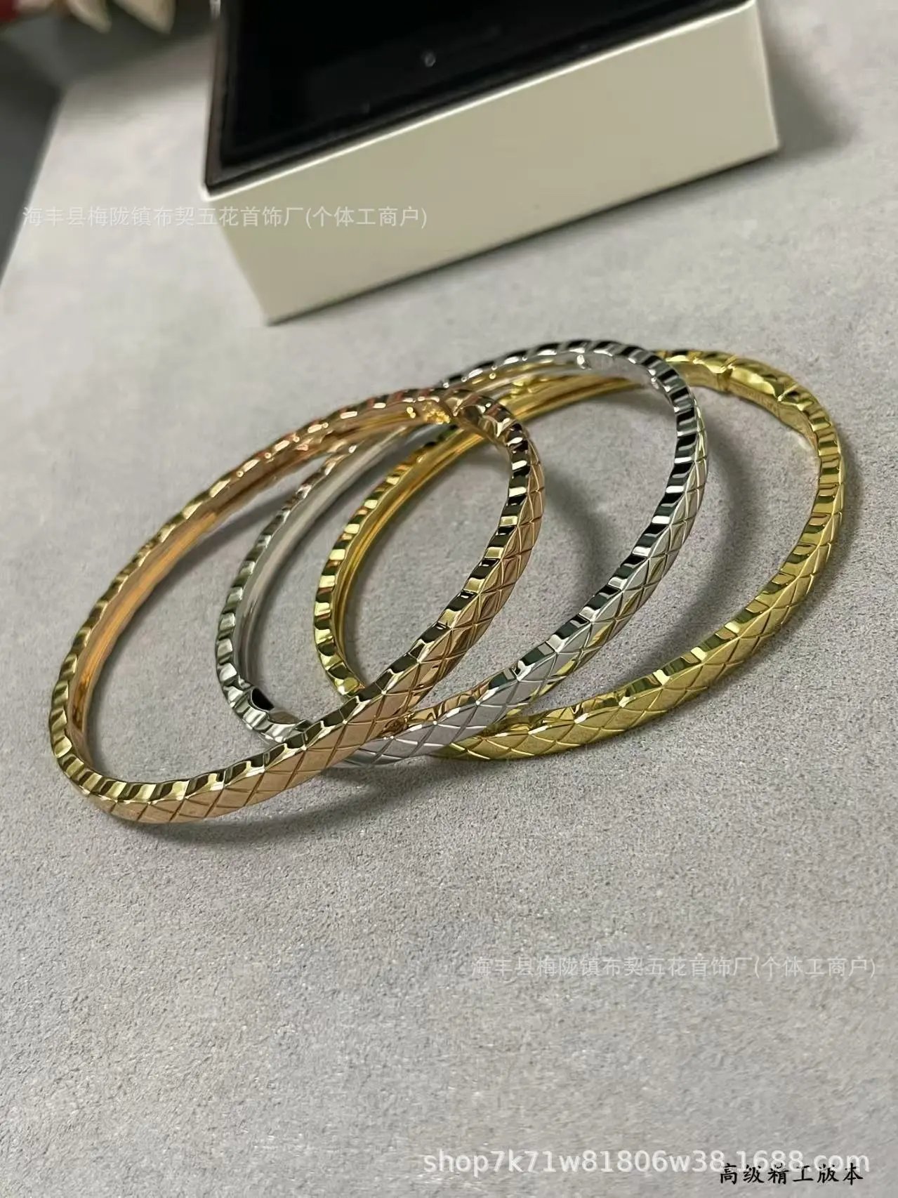 Design Quilted Pattern Silver Bangle Bracelet Jewelry - 2