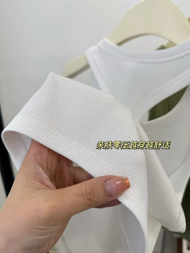 Alo Vests Ribbed Cropped Logo Tank Top product detail image 8