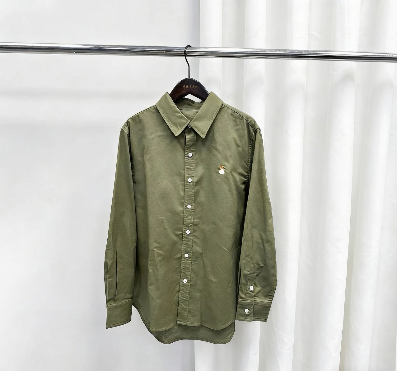 Design Olive Green Button-Up Shirt with Embroidered Detail - 7