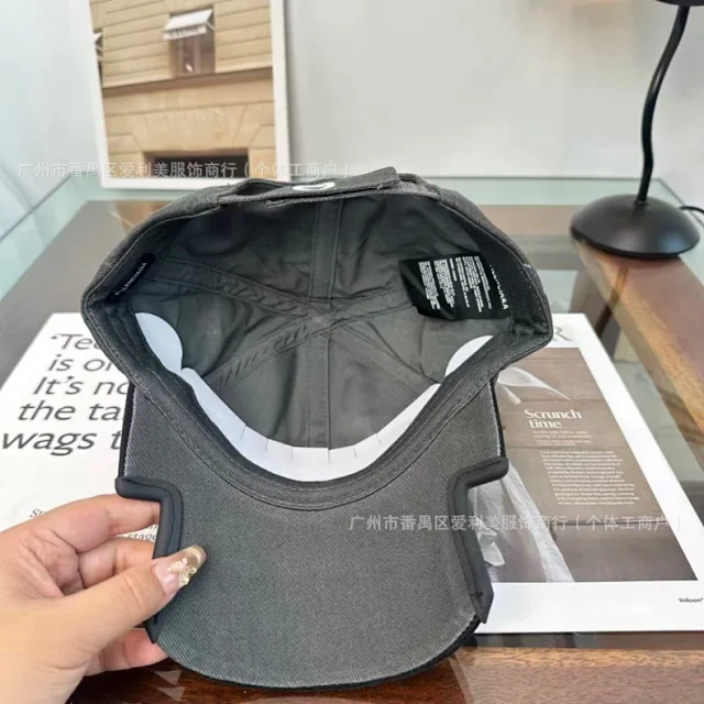 Unbranded Hats Distressed contrast-trim baseball cap with embroidered double-loop motif product detail image 3
