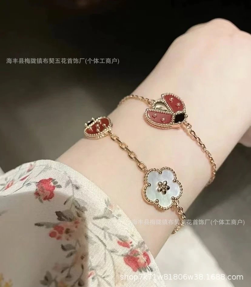 Design Oval Charm Bracelet with Red Stone and Gold Chain Jewelry - 4