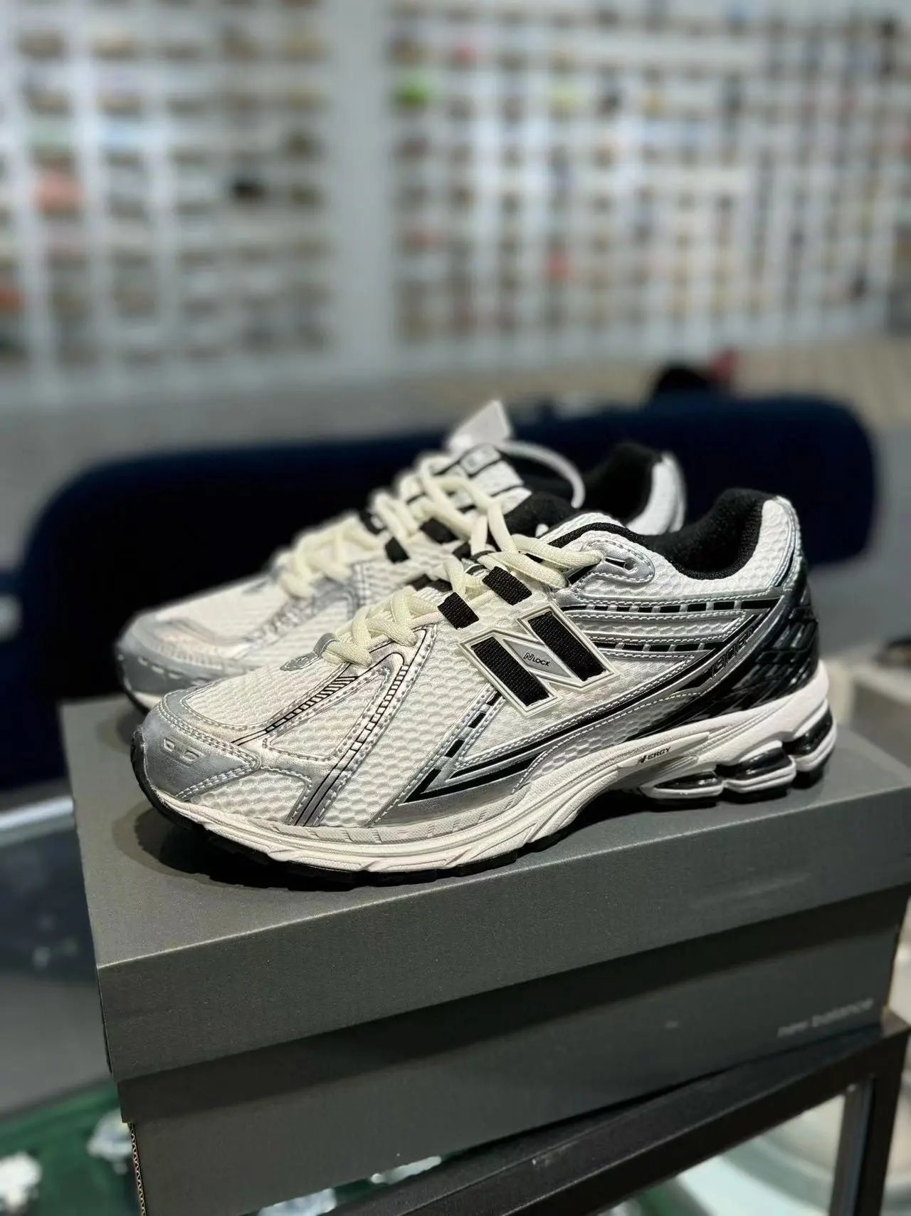 Nlock Sneakers 1906R mesh running — Black and white