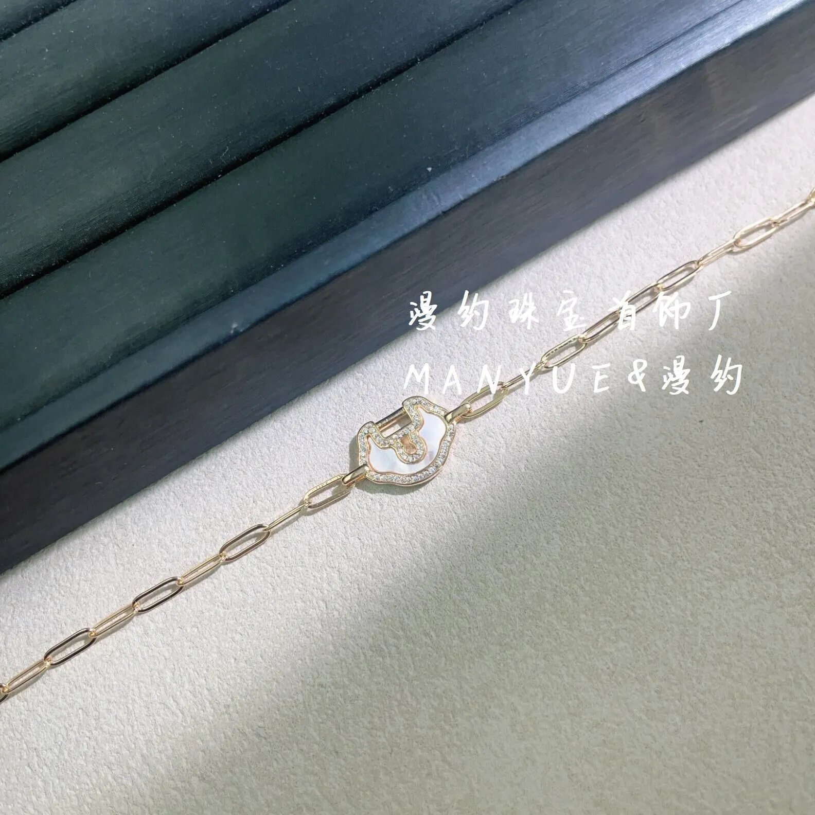 Design Manyue & Man Yue Green Jade Hand Motif Bracelet Jewelry - 10