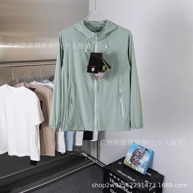 Arc'teryx Jackets Hooded lightweight zip jacket with pockets product detail image 3