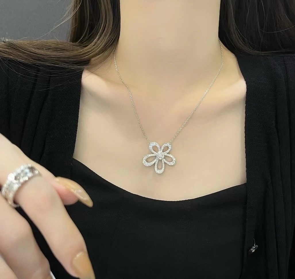 Van Cleef & Arpels Alhambra Motif Pendant in White Gold with Green Malachite Jewelry - 4