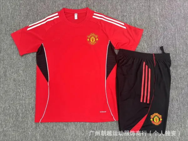 Manchester United Training Kit Red / Black Jersey and Shorts Set - 1