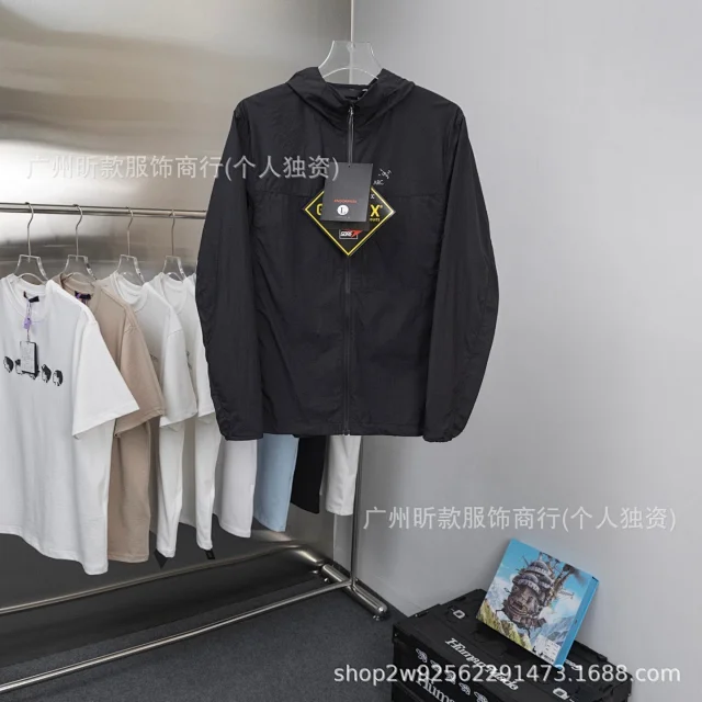 Arc'teryx Jackets Hooded lightweight zip jacket with pockets product detail image 22
