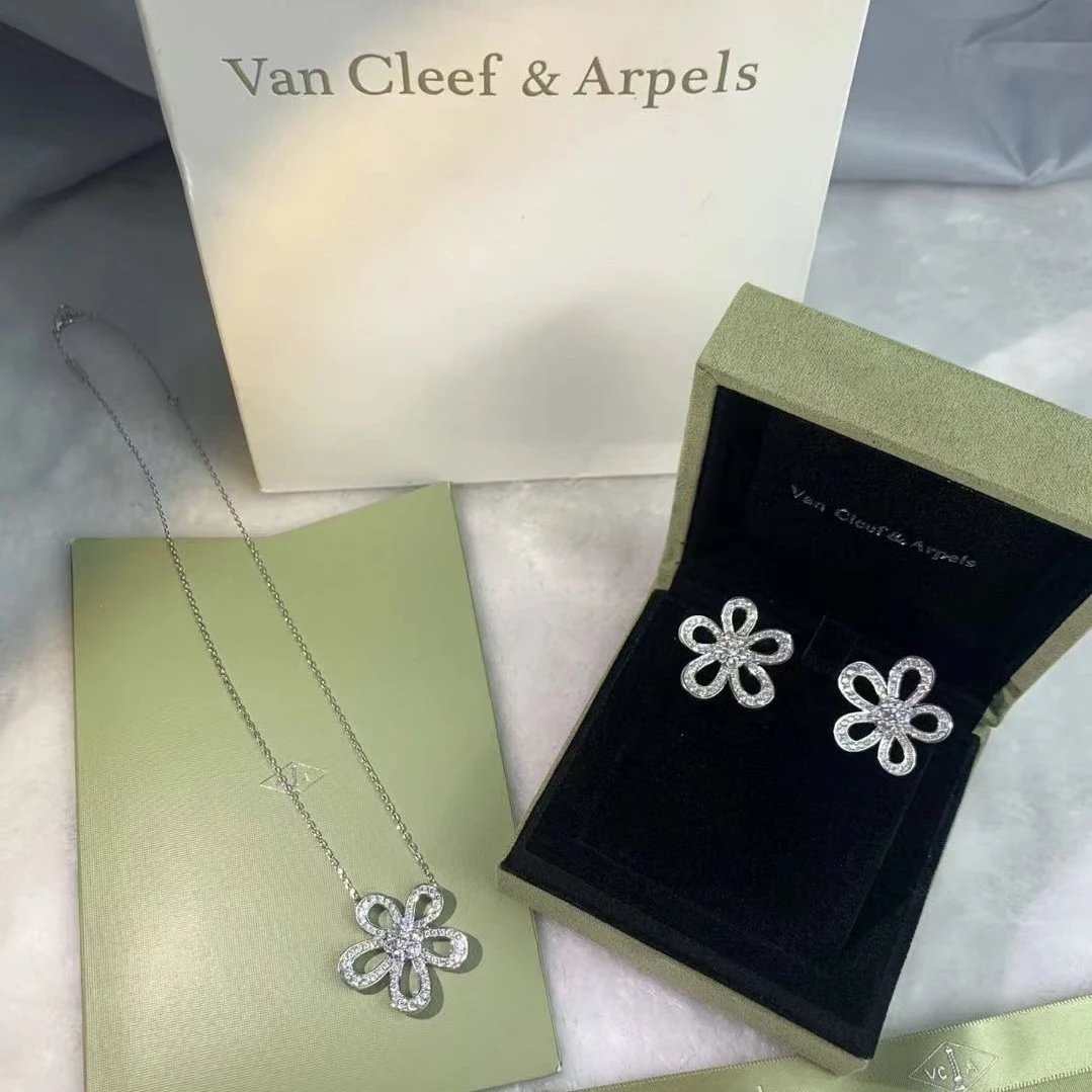 Vancleef High-Version Four-Leaf Clover Sunflower Necklace for Women, Large Flower, 18K White Gold Plated, Five-Petal Minimalist Camellia Collarbone Chain: findsindex.com