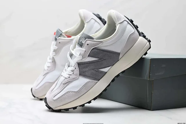 New Balance Sneakers 327 low-top with oversized N side logo and lug outsole product detail image 2