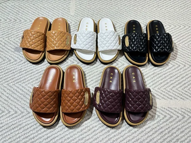Unbranded Slippers Quilted Wide-Strap Platform Slide product detail image 1