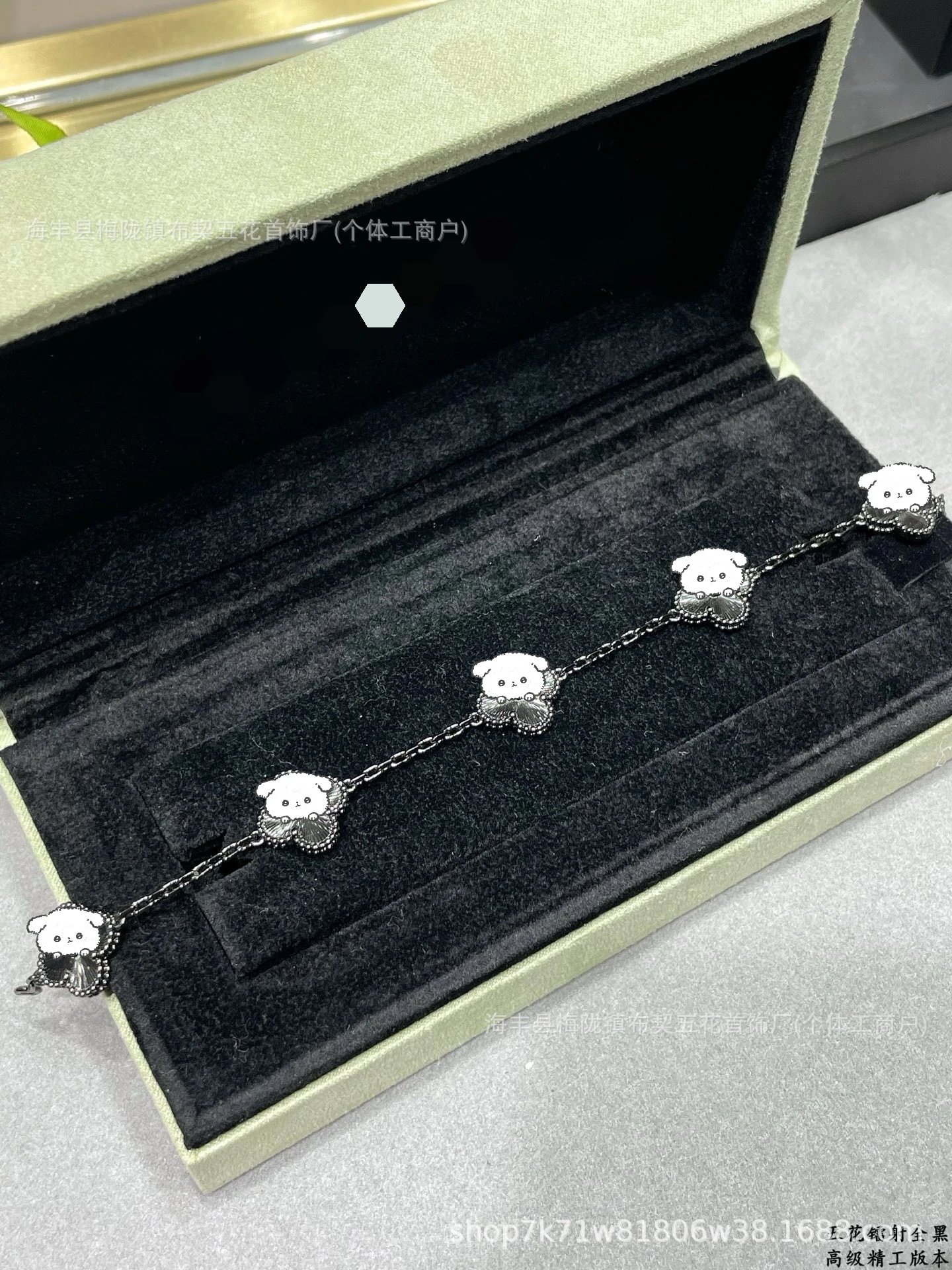 Van Cleef & Arpels Alhambra Five Motifs Black Onyx Gold Bracelet Jewelry - 5