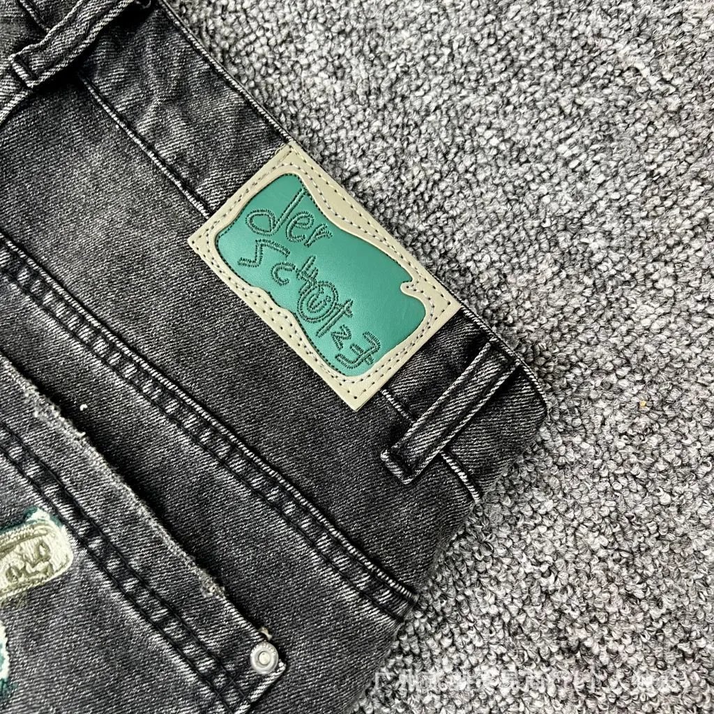 Design SCHYBE Embroidered Bear Motif Light Wash Jeans - 16
