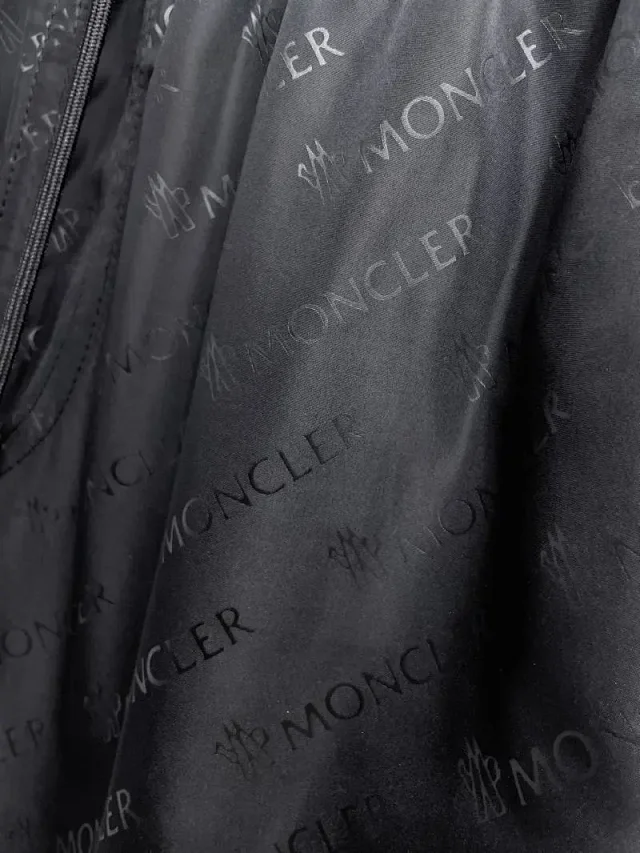 Moncler Shorts M242 logo-print drawstring product detail image 11