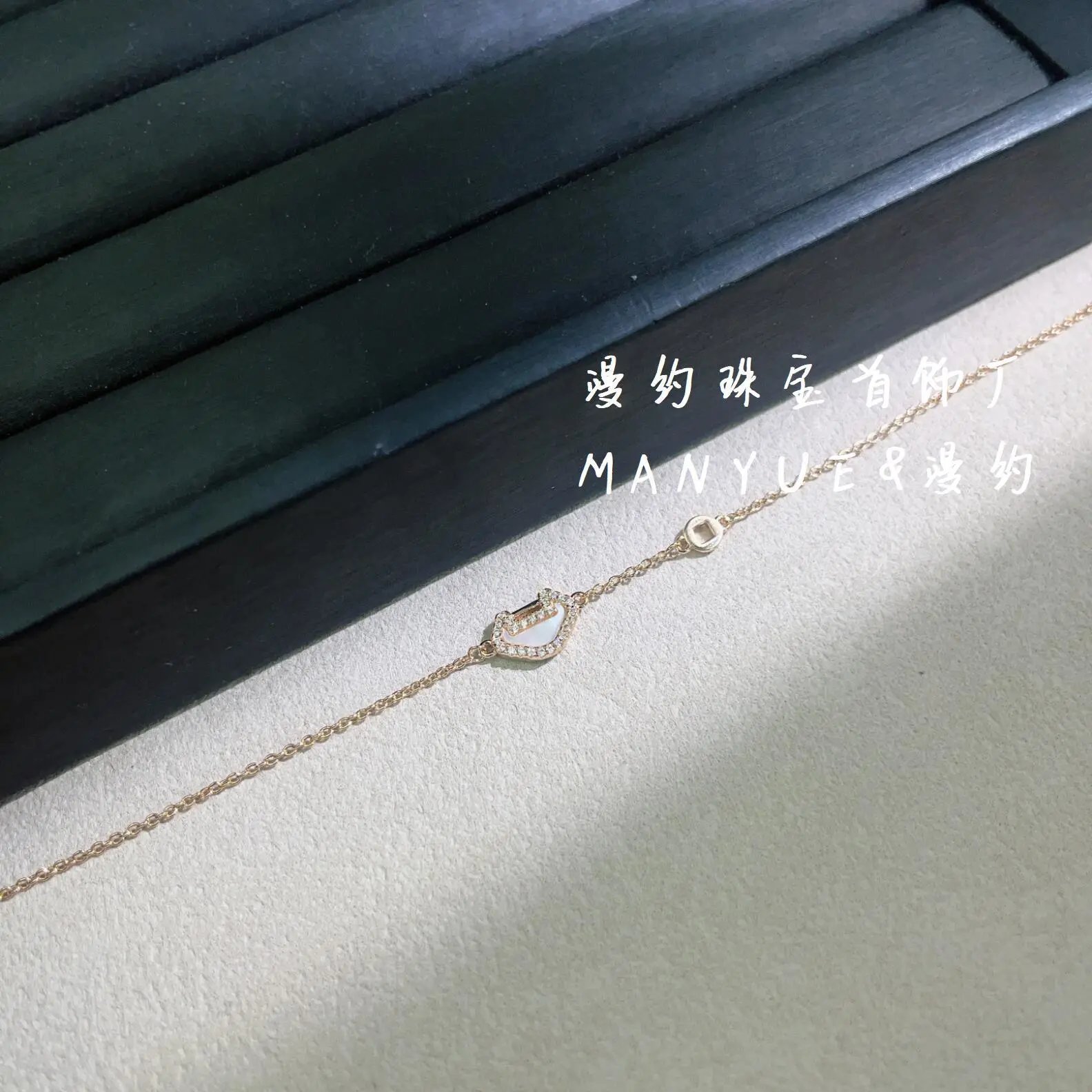 Design Manyue & Man Yue Green Jade Hand Motif Bracelet Jewelry - 5