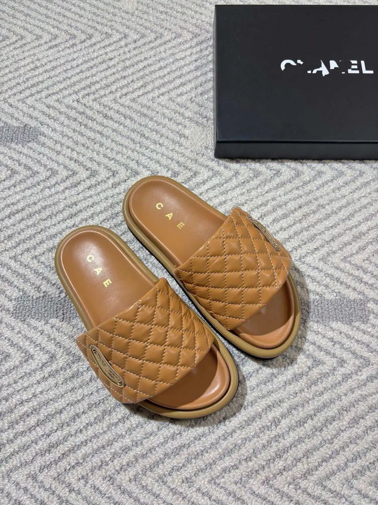 Design CAE Quilted Slide Sandals White Slippers - 6