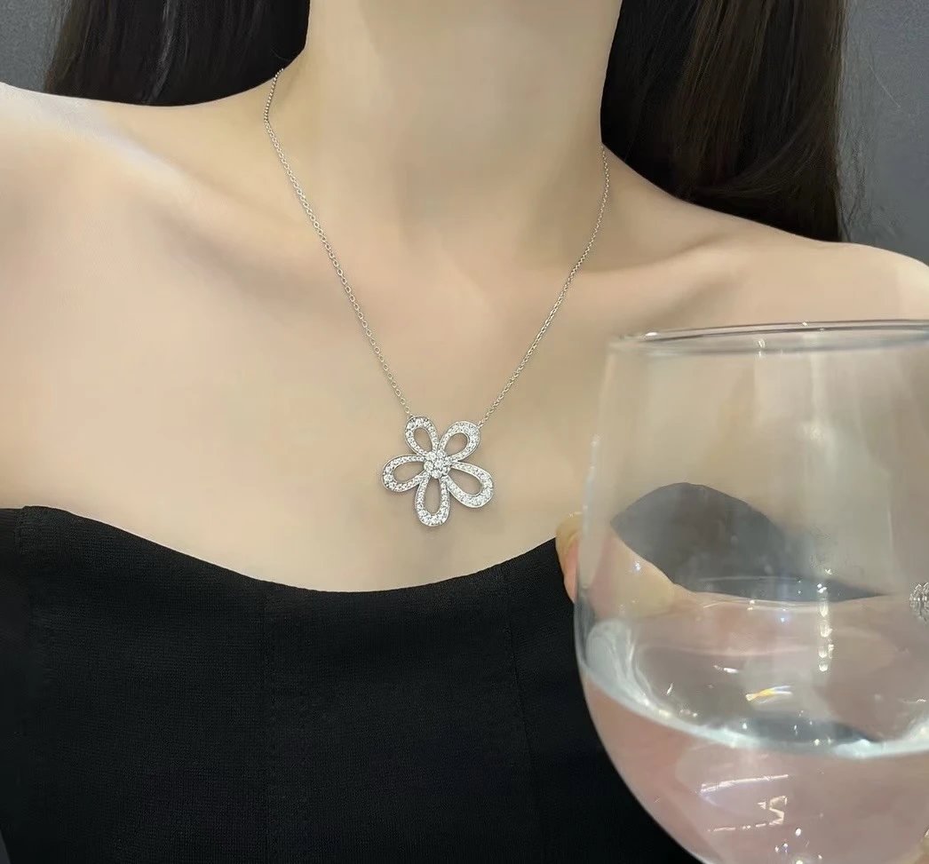 Van Cleef & Arpels Alhambra Motif Pendant in White Gold with Green Malachite Jewelry - 5