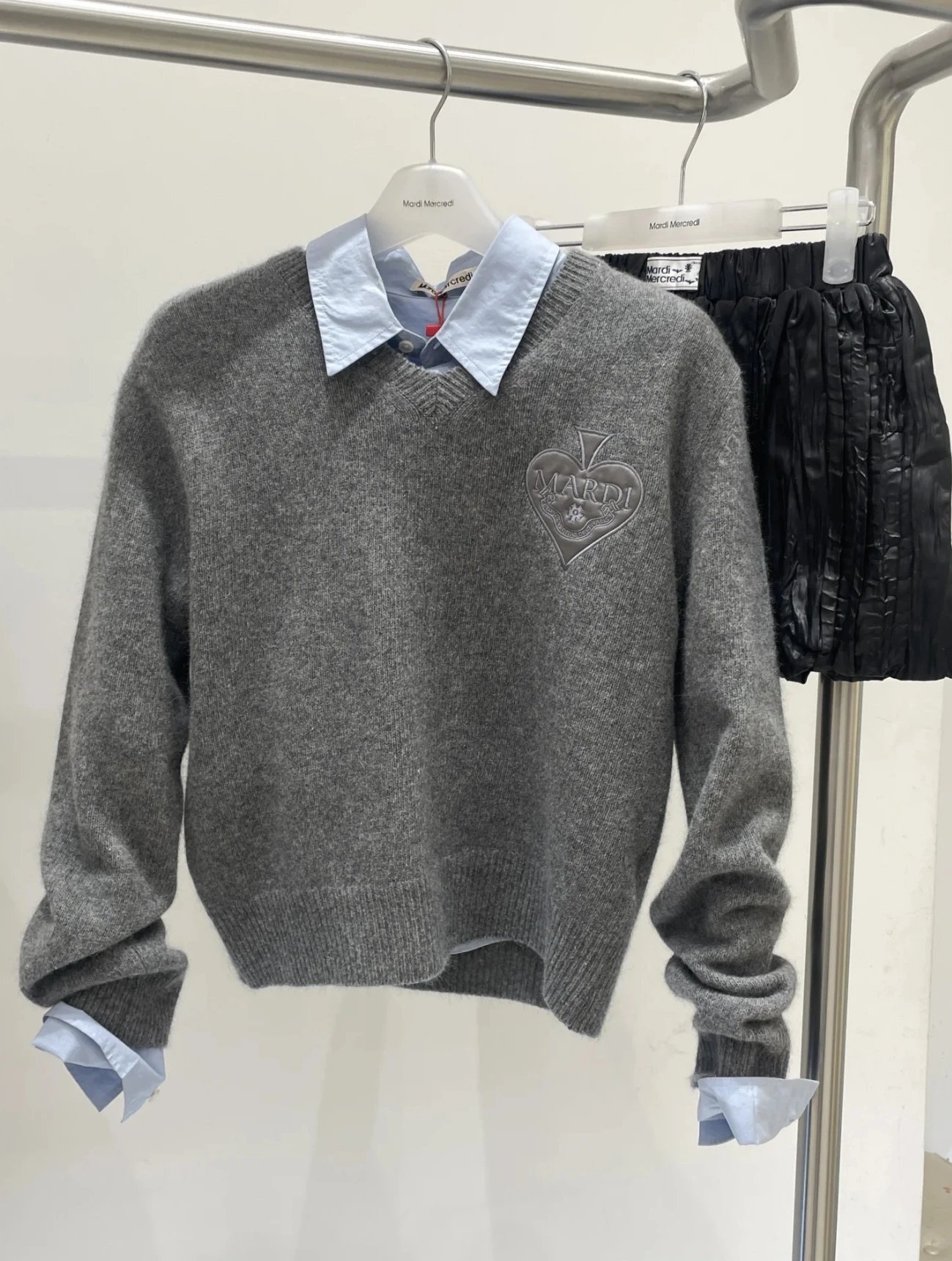 Mardi Mercredi Heart Embroidered V-Neck Sweater Gray - 11
