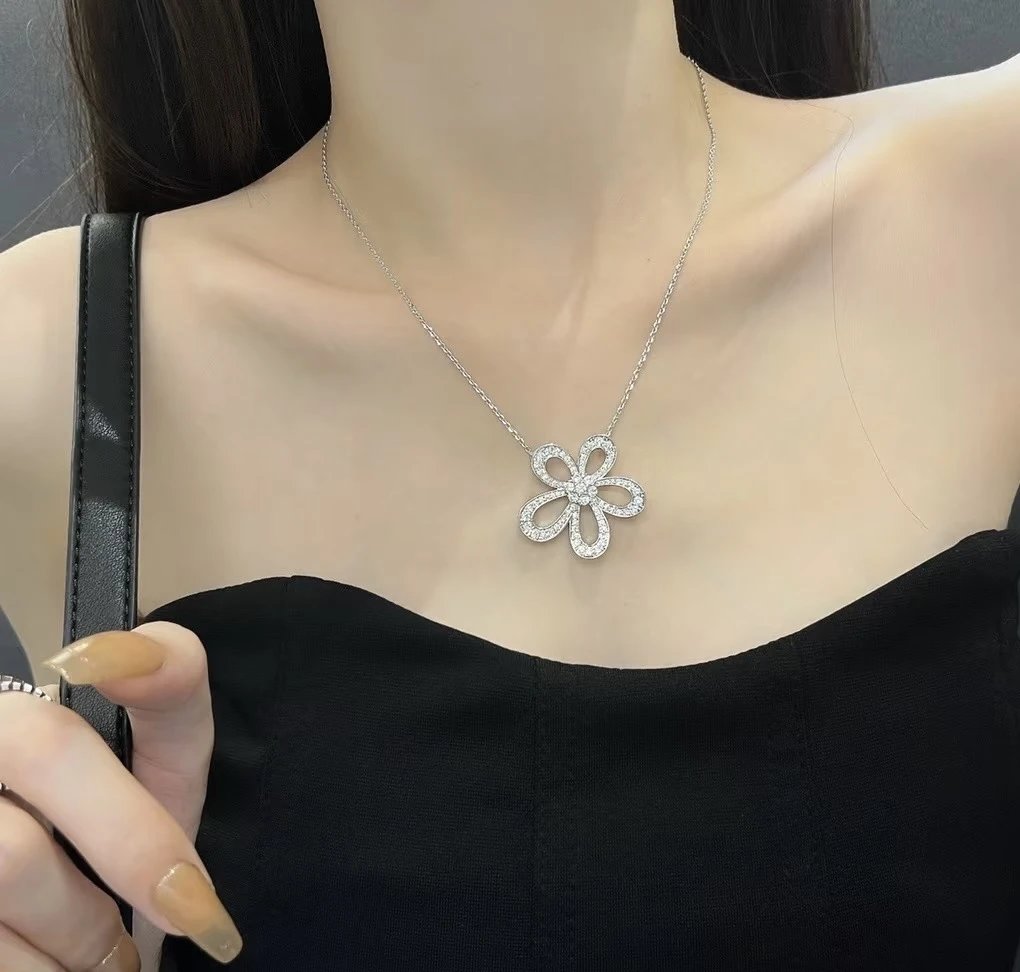Van Cleef & Arpels Alhambra Motif Pendant in White Gold with Green Malachite Jewelry - 6