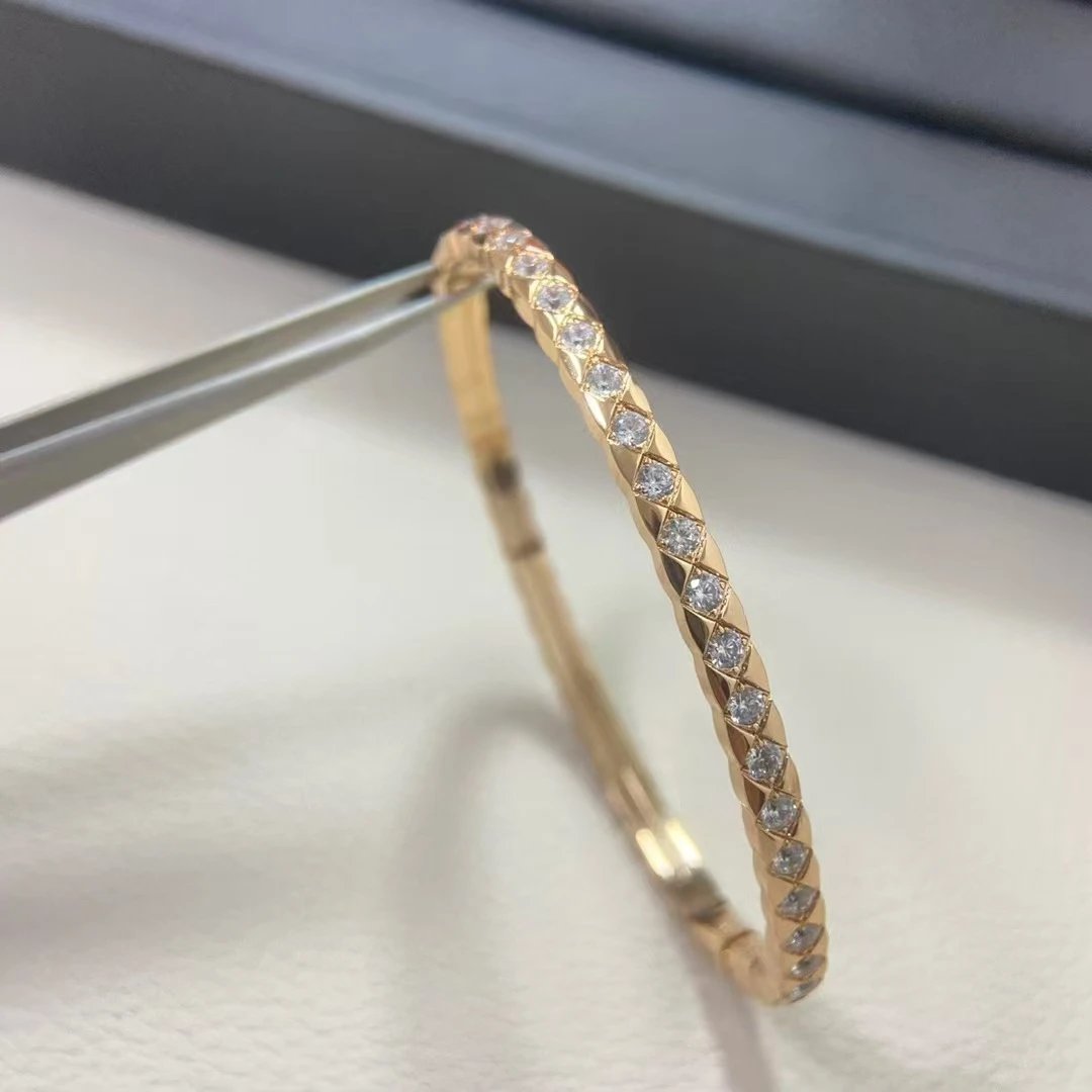 Design Diamond-Set Twisted Gold Bangle Bracelet Jewelry - 4