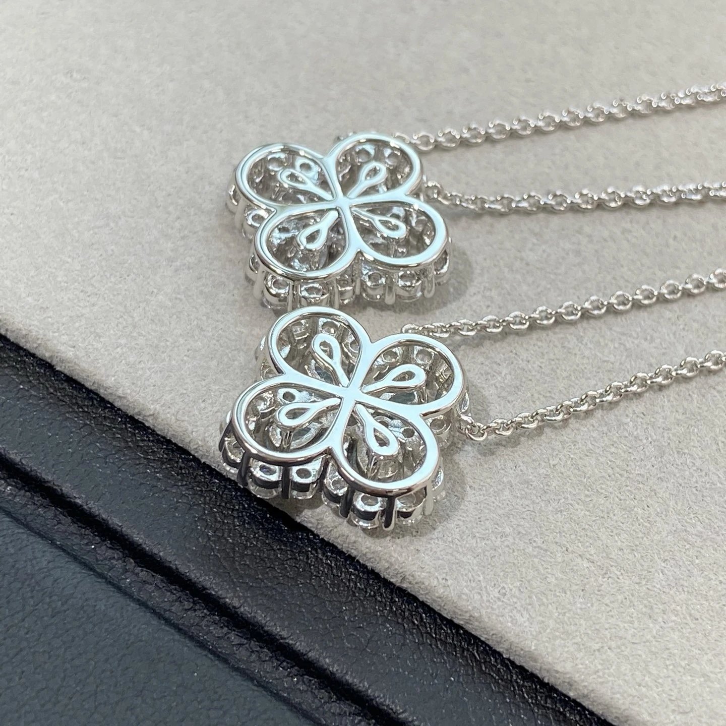 Design Four-Petal Flower Pendant Necklace with Sky Blue and Clear Crystals Jewelry - 3