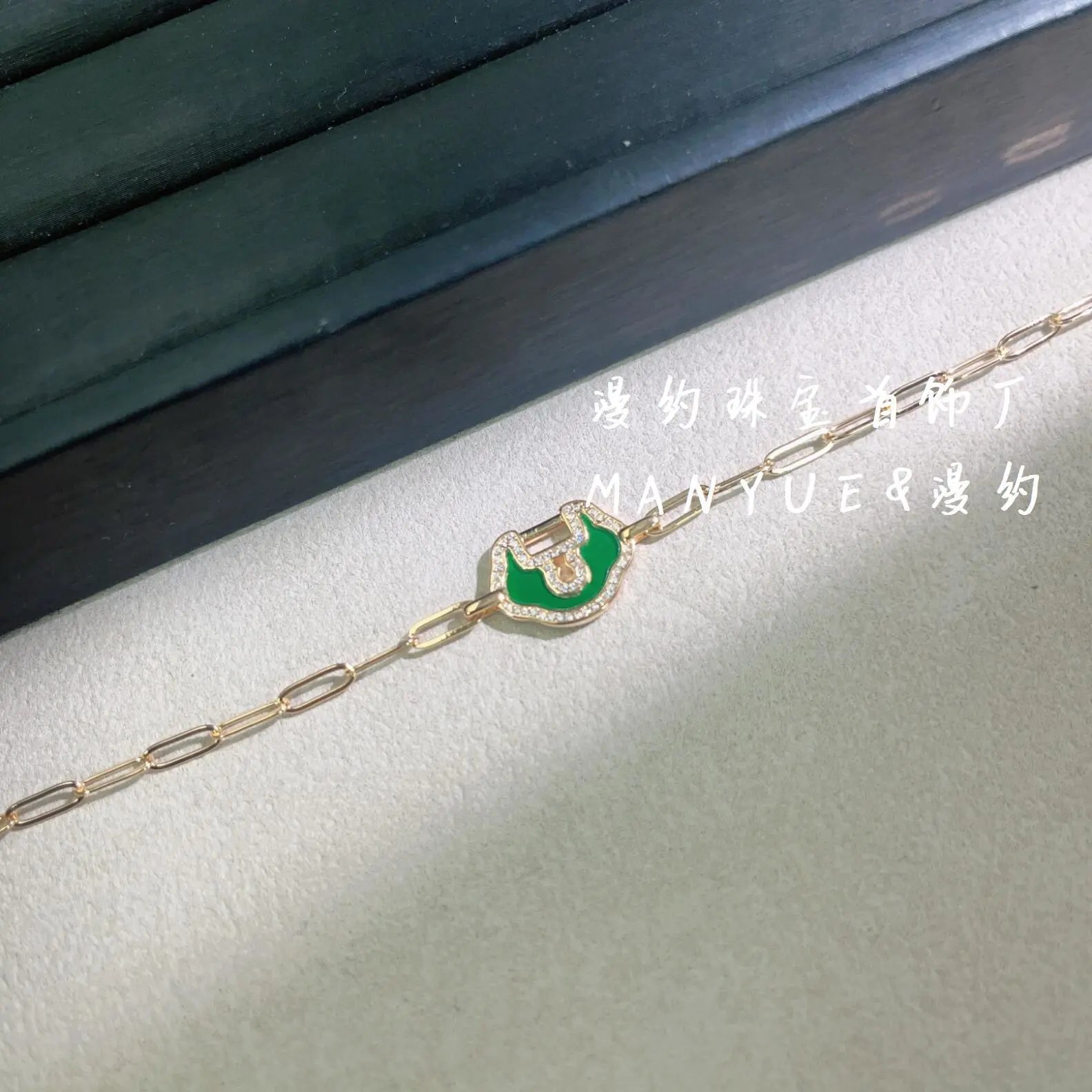 Design Manyue & Man Yue Green Jade Hand Motif Bracelet Jewelry - 11