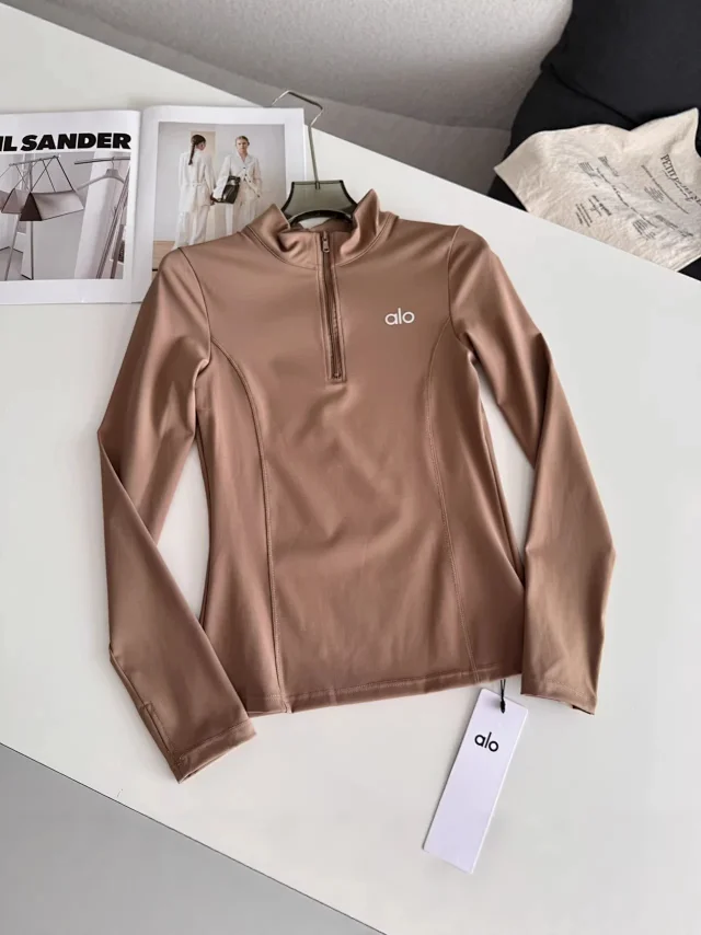 Alo T-Shirts Long-Sleeve Mock-Neck Quarter-Zip Athletic Top product detail image 3