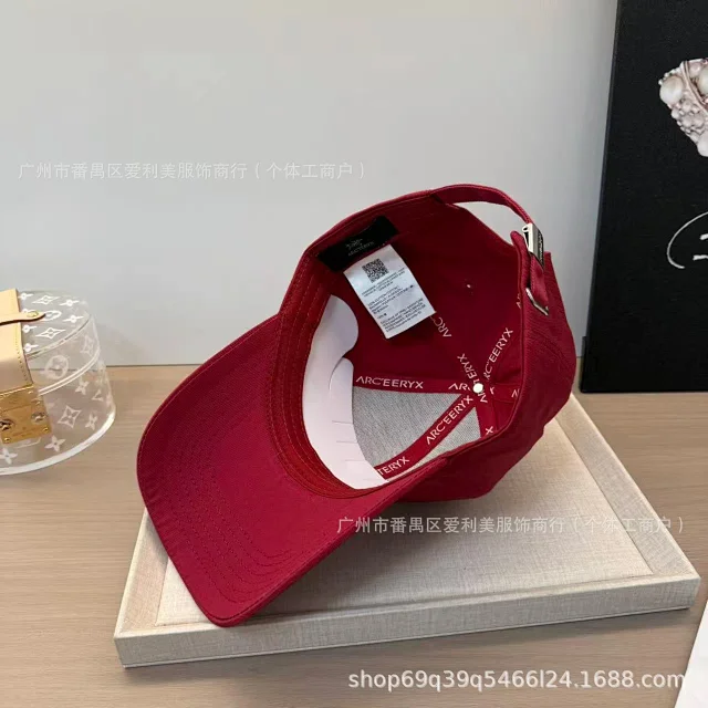Unbranded Hats Embroidered baseball cap with curved brim product detail image 3