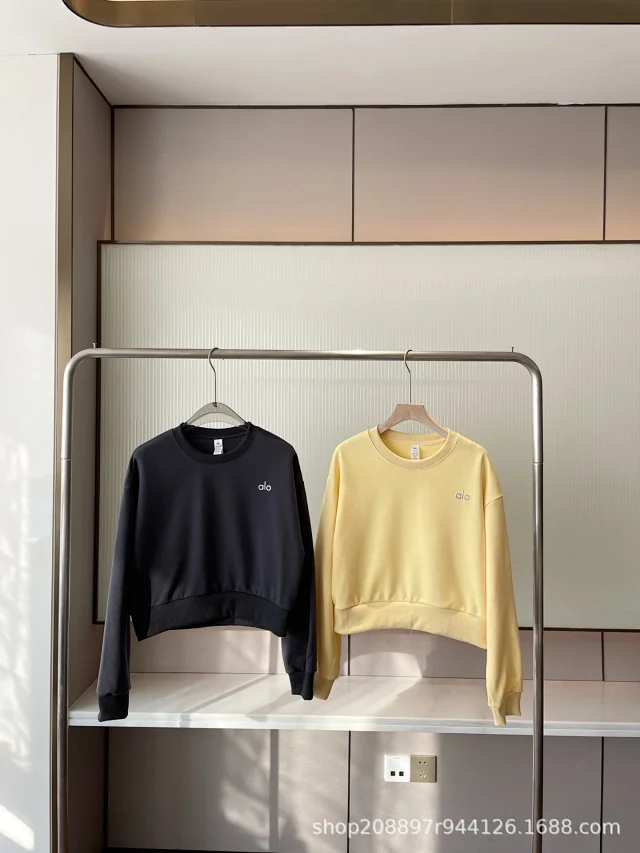 Alo Hoodies & Sweatshirts Cropped crewneck sweatshirt with embroidered chest logo product detail image 4