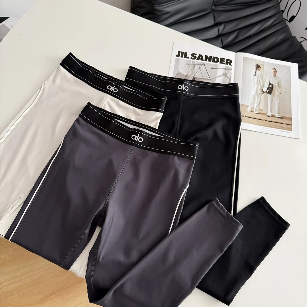 Design High-Waist Contrast-Trim Leggings in Black, White, and Charcoal - 5
