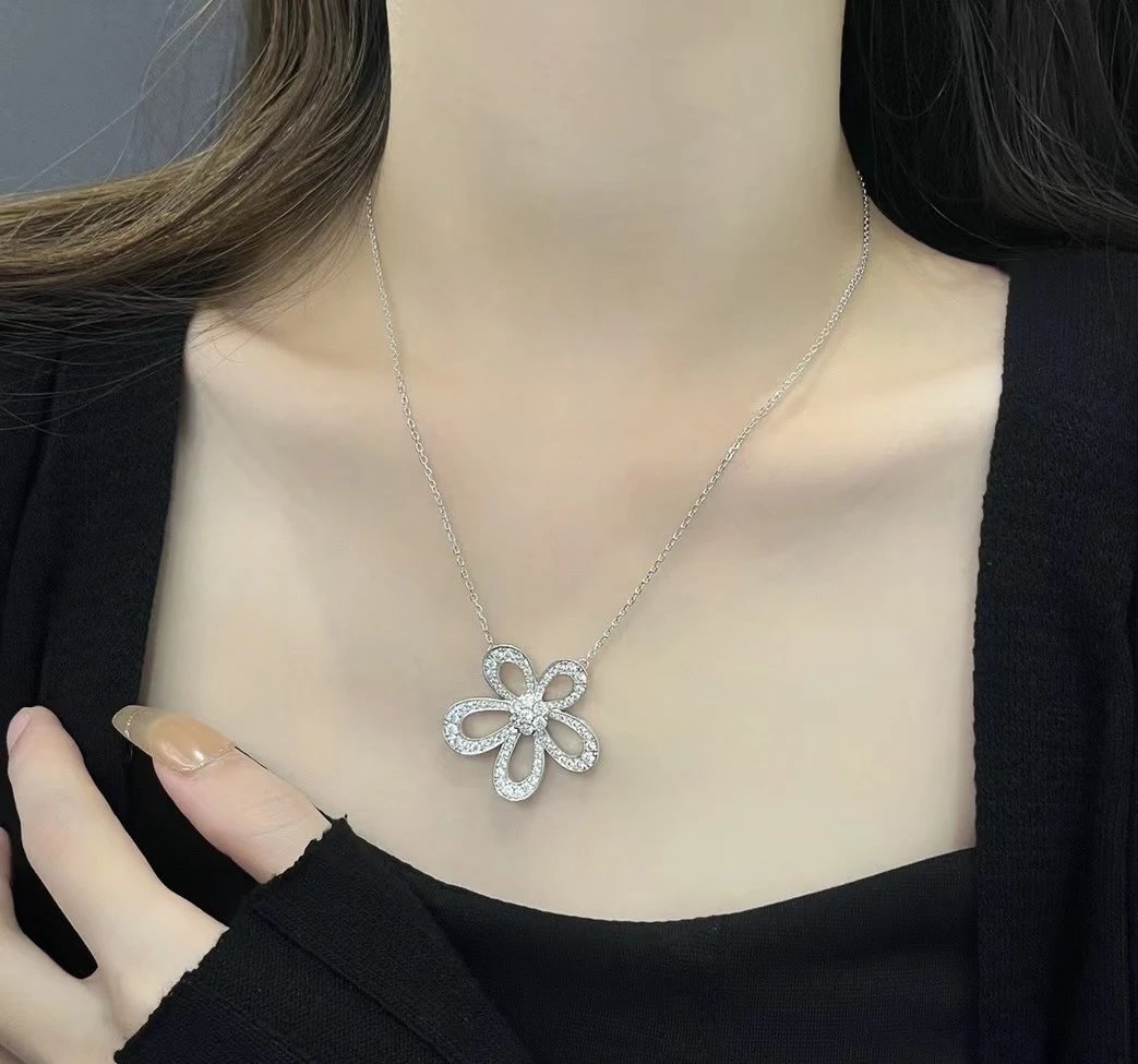 Van Cleef & Arpels Alhambra Motif Pendant in White Gold with Green Malachite Jewelry - 2