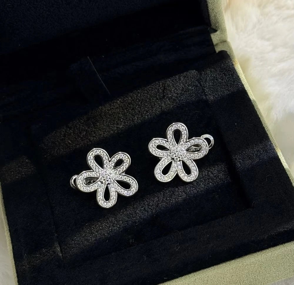 Van Cleef & Arpels Alhambra Motif Pendant in White Gold with Green Malachite Jewelry - 7
