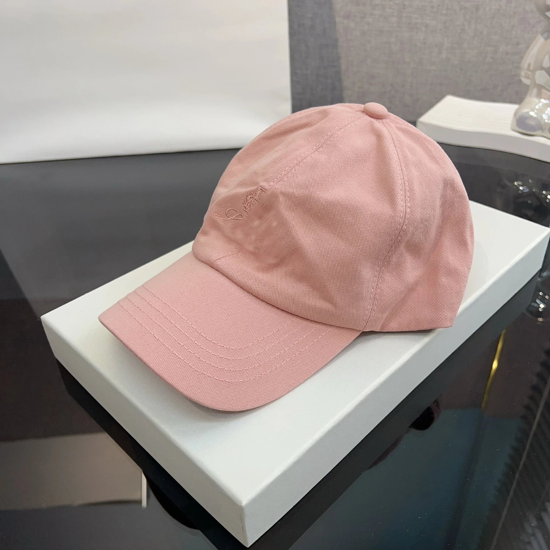 Loewe Anagram Embroidered White Baseball Cap - 7