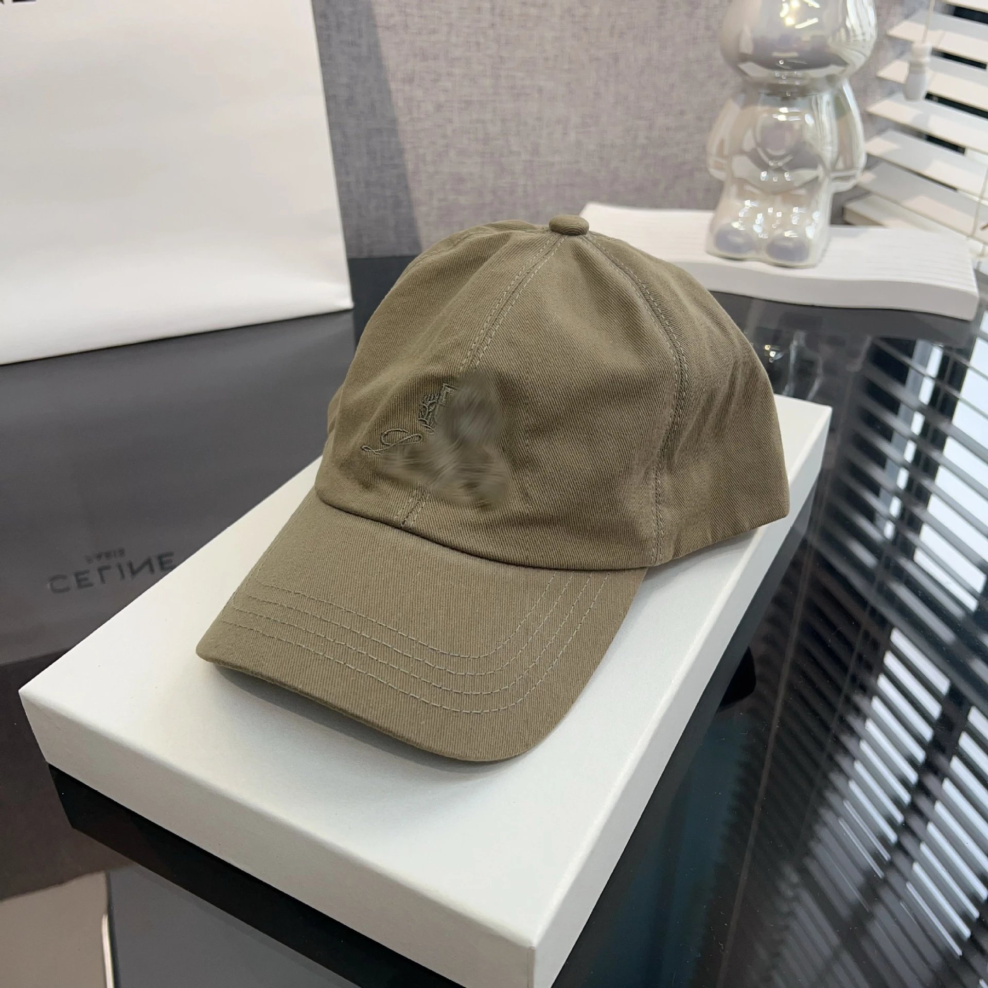Loewe Anagram Embroidered White Baseball Cap - 10