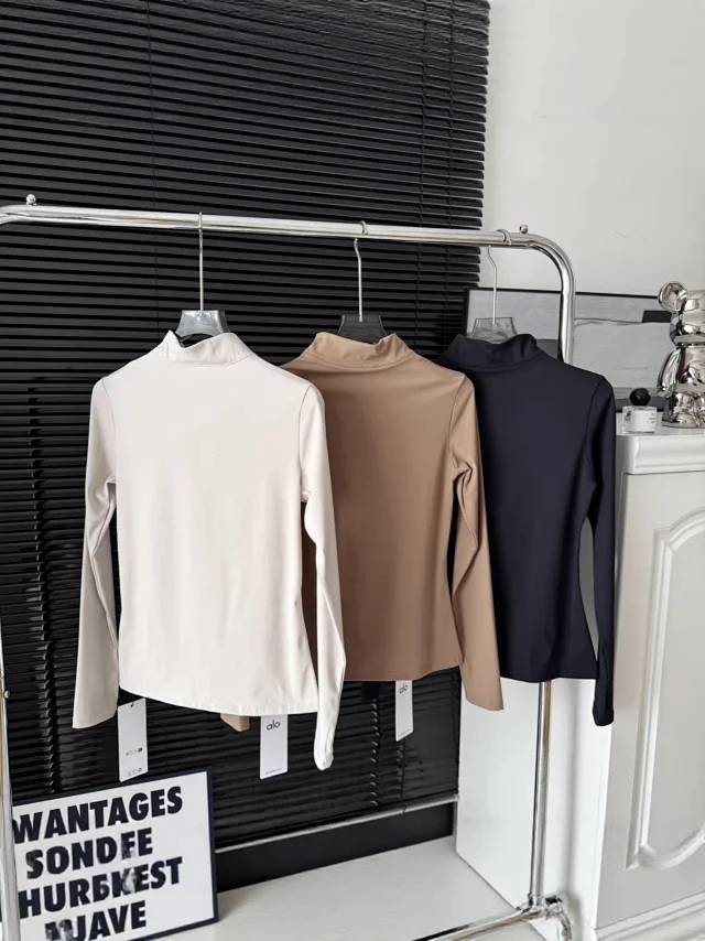 Alo T-Shirts Long-Sleeve Mock-Neck Quarter-Zip Athletic Top product detail image 4