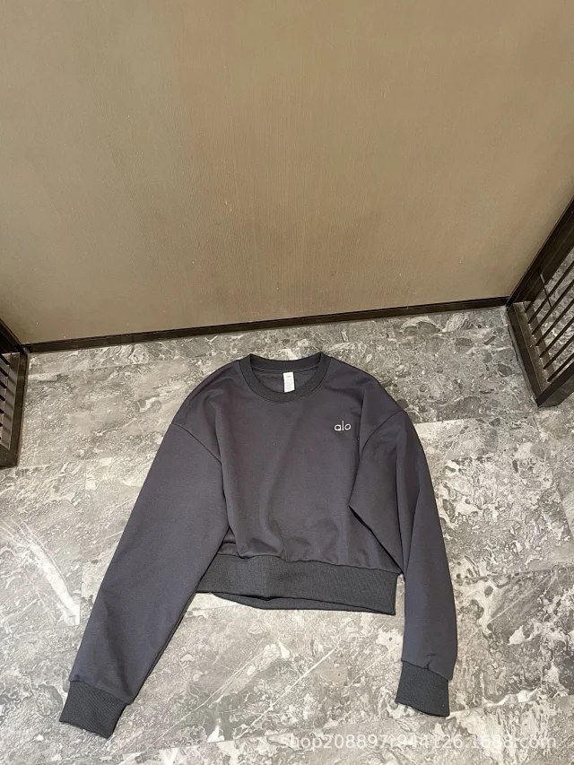 Alo Hoodies & Sweatshirts Cropped crewneck sweatshirt with embroidered chest logo product detail image 12