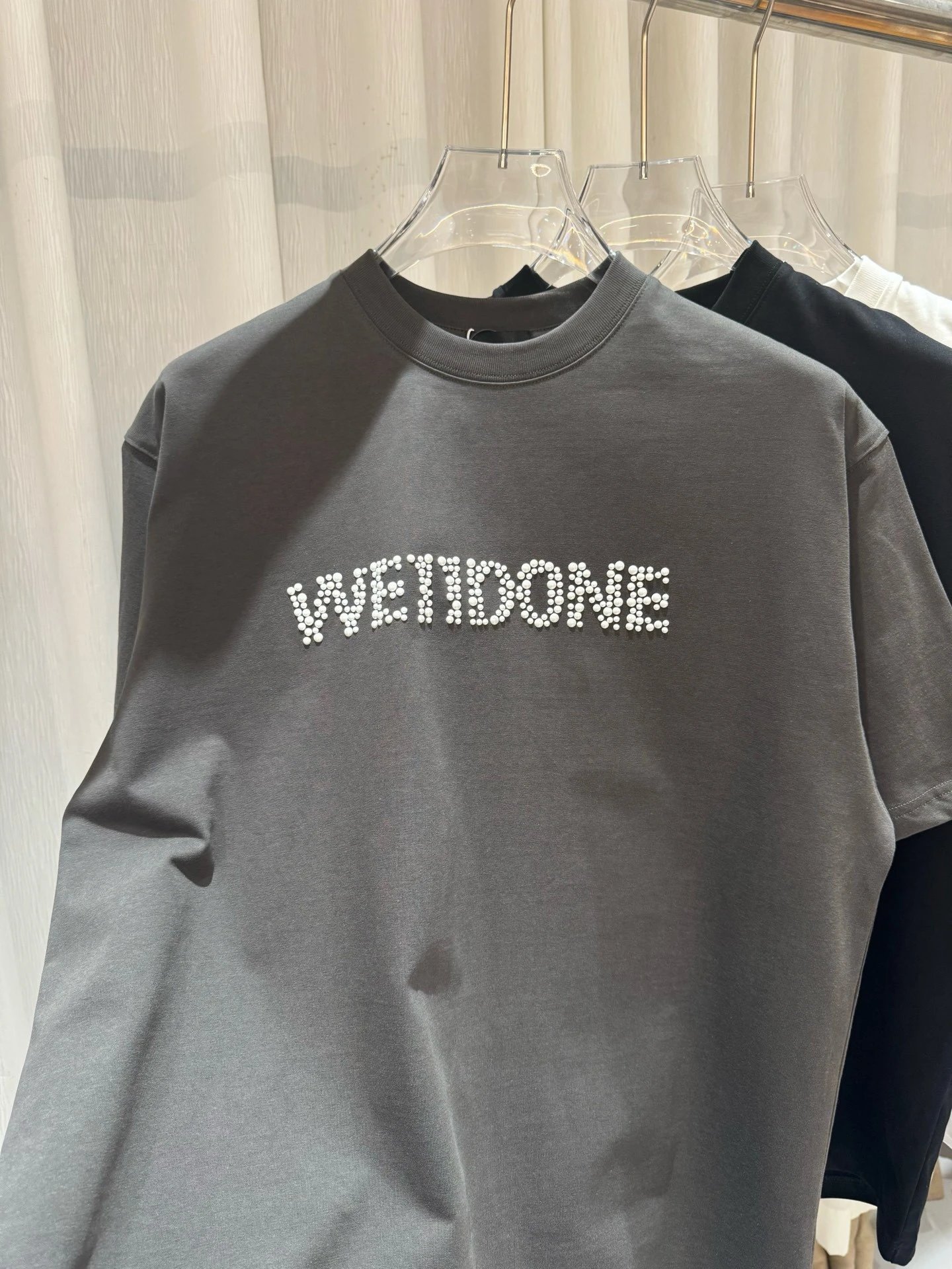 Design Wetdone Pearl-Embellished Logo Black T-Shirt T-Shirts - 3