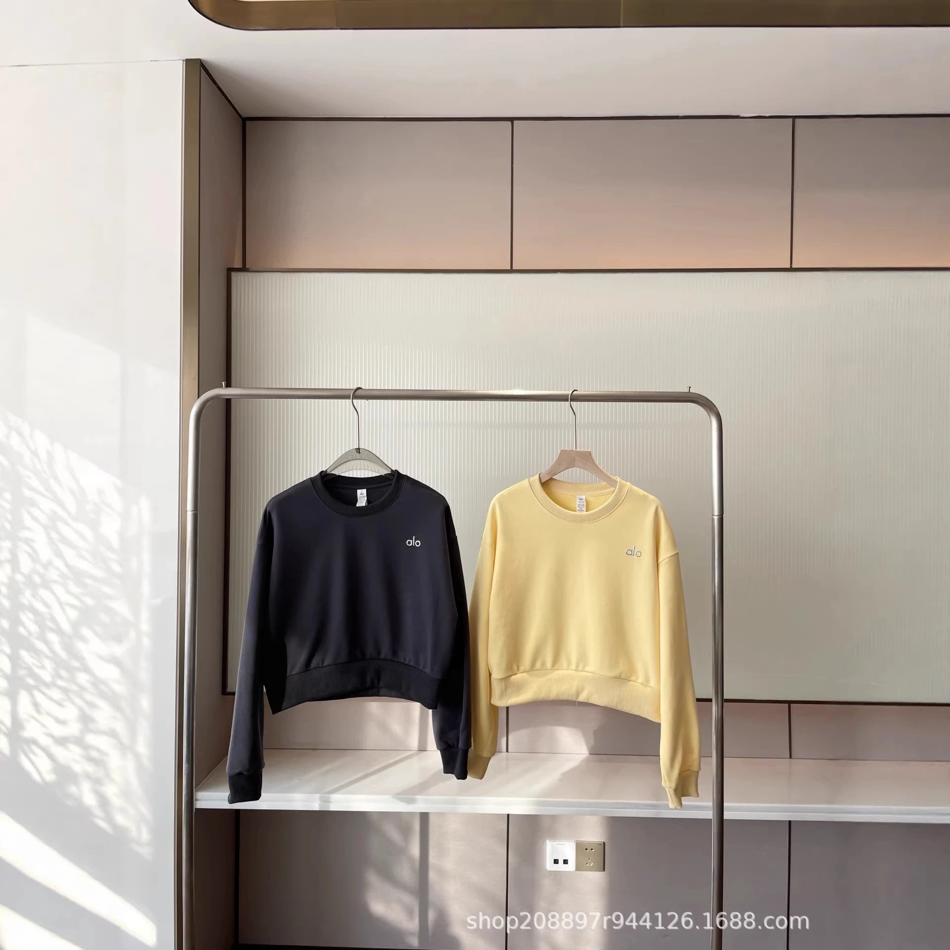 Alo Hoodies & Sweatshirts Cropped crewneck sweatshirt with embroidered chest logo image 3