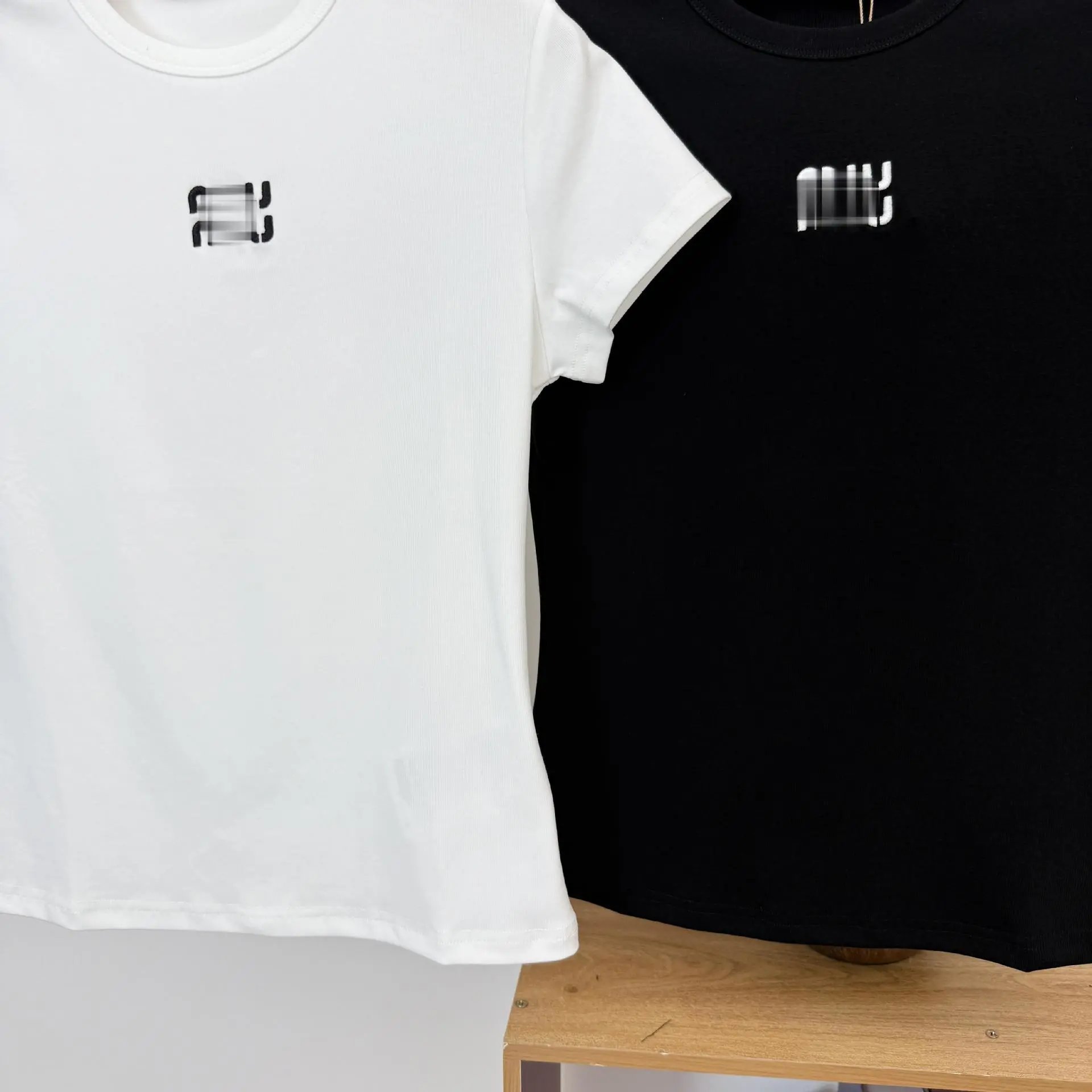 Design Minimalist Logo Box T-Shirt White - 5