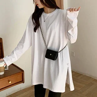 Women's Slim-Fit Fleece-Lined Long-Sleeve Tee Detail