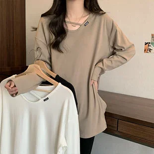 Women's Slim-Fit Fleece-Lined Long-Sleeve Tee Detail