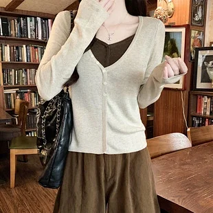Women's V-Neck Long-Sleeve Layered Cropped T-Shirt Detail