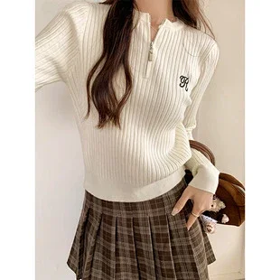 Women's V-Neck Long-Sleeve Layered Cropped T-Shirt Detail