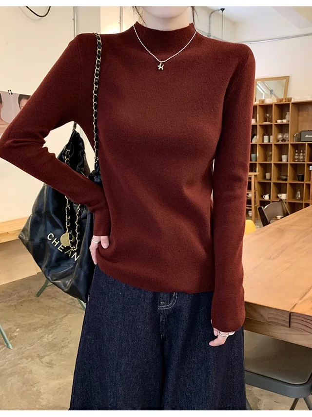 Women's Retro Mock-Neck Cropped Long-Sleeve Tee Detail