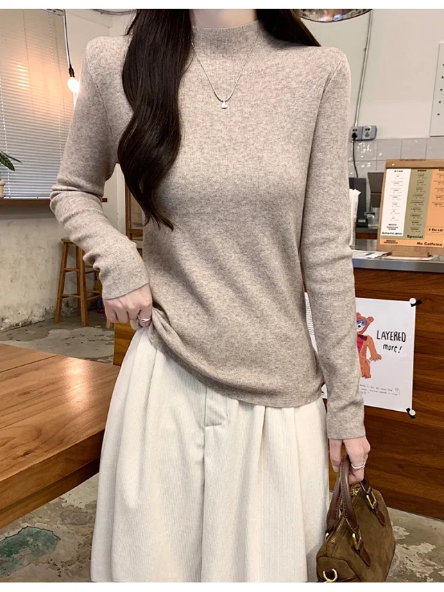 Women's Retro Mock-Neck Cropped Long-Sleeve Tee Detail