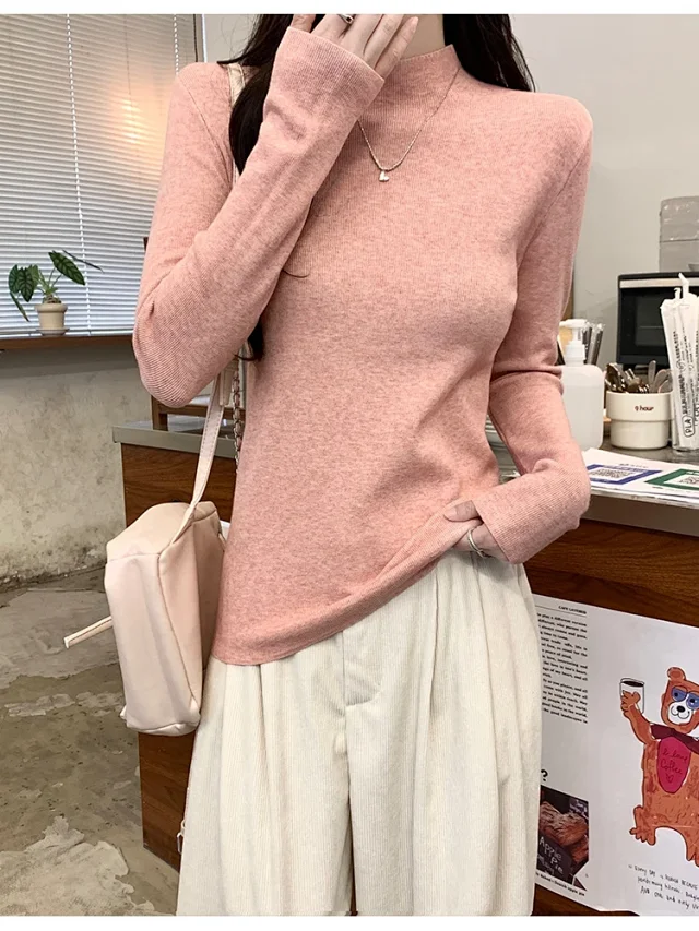 Women's Retro Mock-Neck Cropped Long-Sleeve Tee Detail